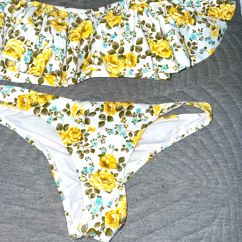 Yellow and white bikini. Off the shoulder bikini.
